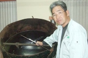 茶匠　興梠洋一氏と愛用の焙煎釜